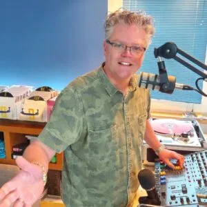 Ramon Regelinggeboren en getogen in de Noordoostpolder gebruikt alleen maar LP’s en 7″ singles en 100% vinyl.